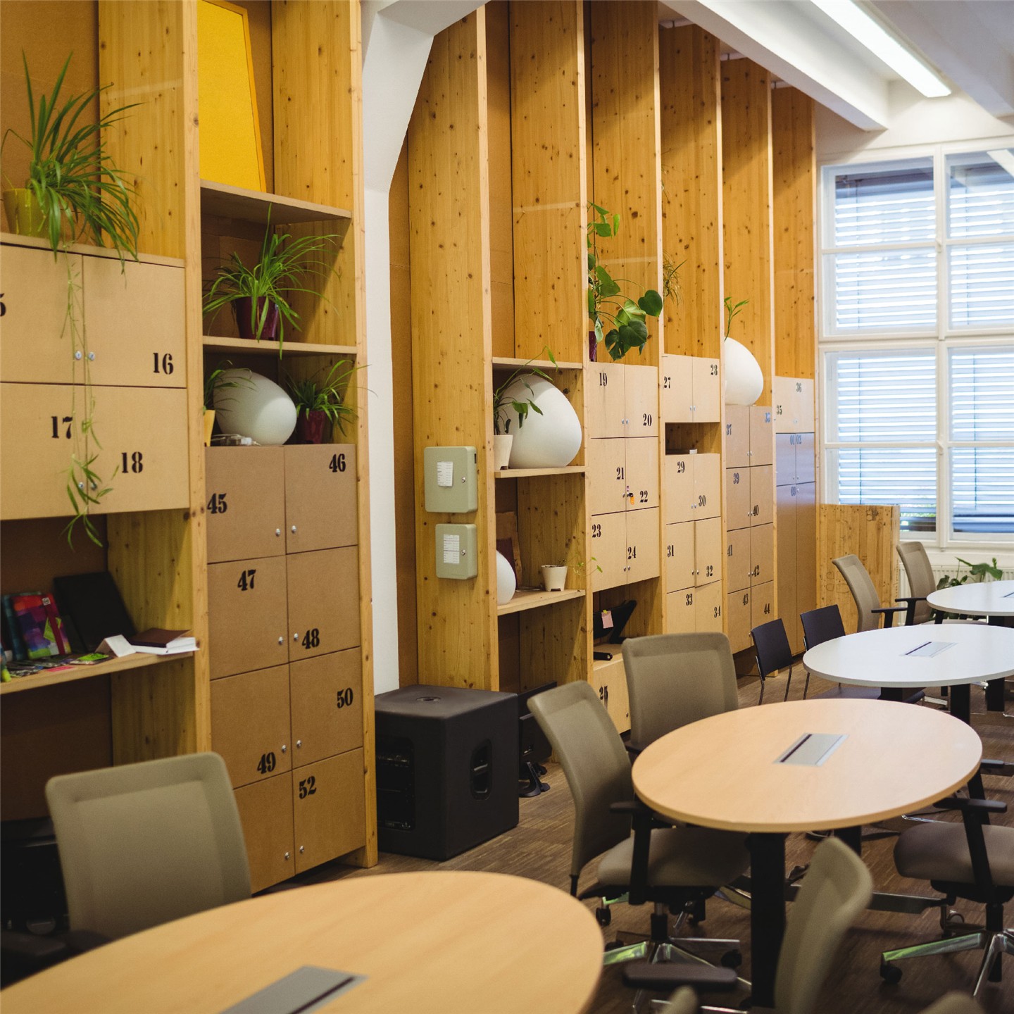 Why Are Wood Designs Preferred in Office Decoration?