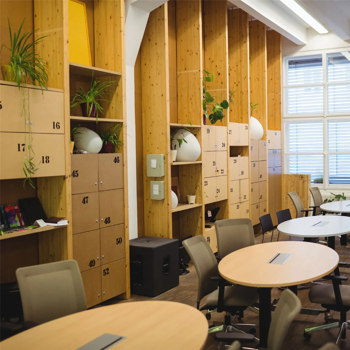 Why Are Wood Designs Preferred in Office Decoration?